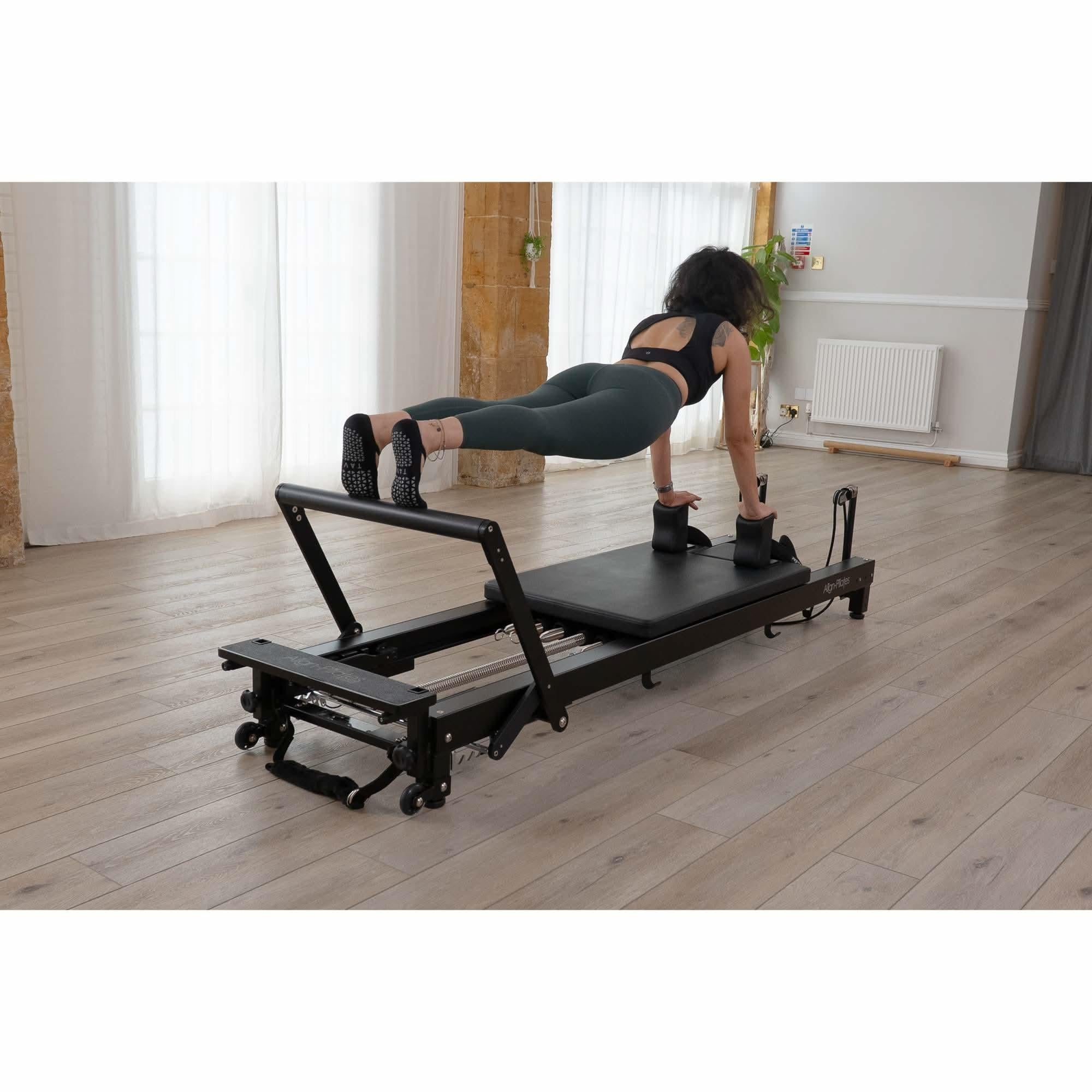 Align-Pilates: C8-Pro Pilates Reformer – Noir/Black.